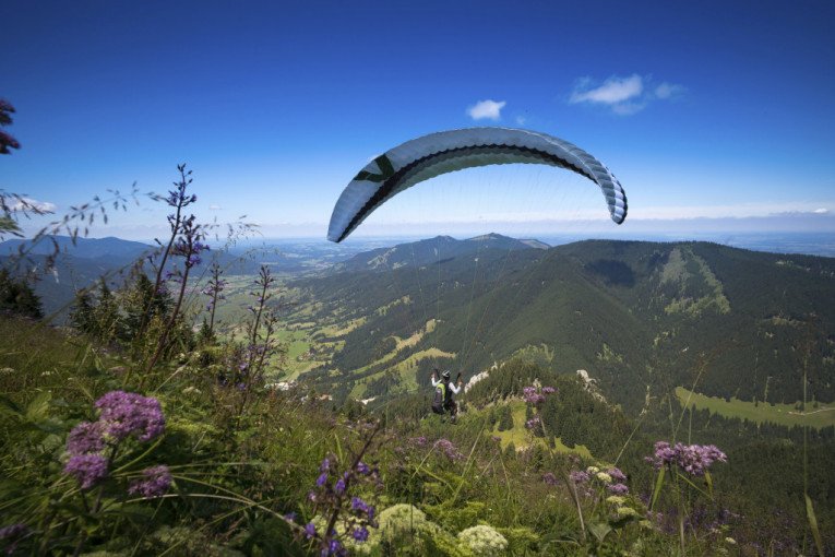 UŽAS NA JADRANU: Paraglajderista pao u more! Sa teškim povredama prevezen u bolnicu
