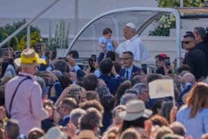 VASIĆKA, PETRIČIĆU, MILIĆEVIĆU, ČANAK, ZAŠTO SADA ĆUTITE? Oko 1,2 miliona ljudi na ulicama Madrida dočekalo papu - ŠTO NE OPTUŽITE I ŠPANCE DA SU ZATUCANI?