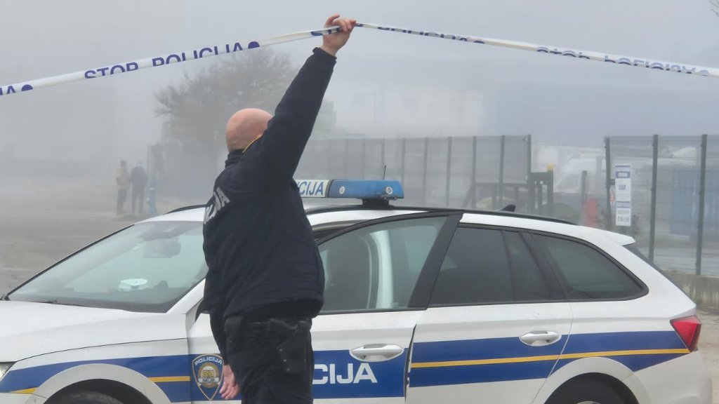 ZAPALIO CIGARU DOK JE POPRAVLJAO KOLA, SVE PROGUTAO PLAMEN! Mladić zadobio stravične povrede, vatra zahvatila i kuću
