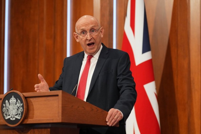 ZEMLJOTRES U BRITANSKOJ VLADI! Još JEDAN Starmerov ministar PODNEO OSTAVKU - britanski premijer u nikad težoj situaciji!