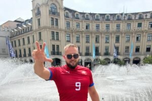 ŽENA MU HODAJUĆA ATRAKCIJA! Skinula se supruga PEVAČA IZ GRANDA - zbog Sneže popadale vilice