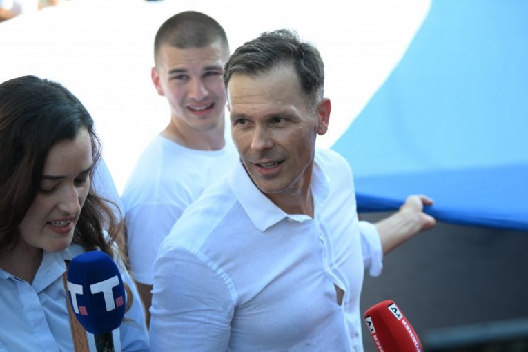 "ZVUČNI TOP JE BIO DEO NJIHOVE SLAGALICE ZA RUŠENJE DRŽAVE!" Mali razmontirao blokadere!