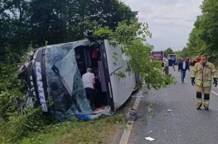 AUTOBUS SE PREVRNUO NAKON SUDARA! Jezivi detalji teške saobraćajne nezgode kod Prijedora - Petoro povređeno