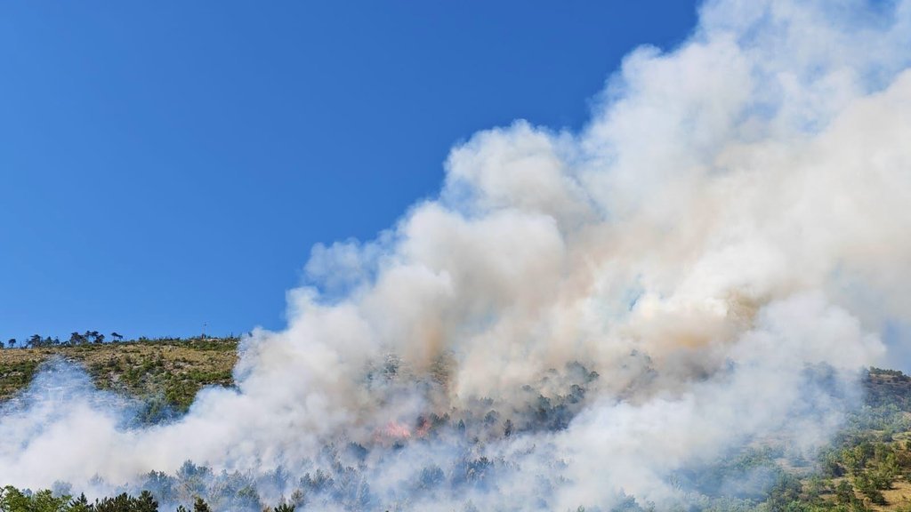Borba sa vatrenom stihijom kod Trebinja: Ugrožene su kuće!