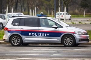 ČETVOROČLANA PORODICA IZ SRBIJE POVREĐENA U NESREĆI U AUSTRIJI! Drogirani vozač se zakucao u njihov automobil - U VOZILU BILA I DECA!