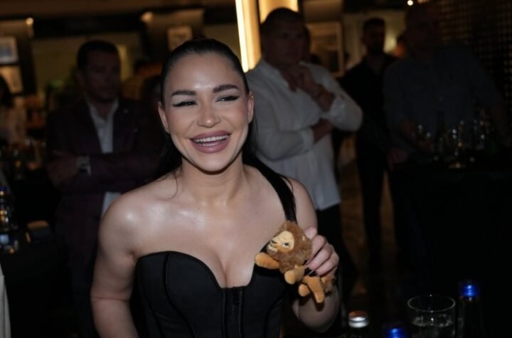CRNA ČIPKA SE PROVUKLA, MUŠKARCI OSTALI BEZ TEKSTA! Aleksandra Mladenović pokazala brutalnu figuru, svi GLEDAJU U OVAJ DETALJ! (FOTO)
