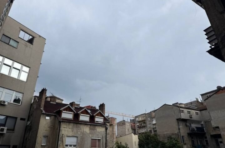 CRNO NEBO IZNAD BEOGRADA! Smrklo se kao da je noć, U NAREDNIM SATIMA STIŽE NEVREME! (FOTO)