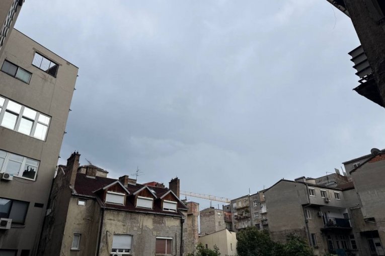 CRNO NEBO IZNAD BEOGRADA! Smrklo se kao da je noć, U NAREDNIM SATIMA STIŽE NEVREME! (FOTO)