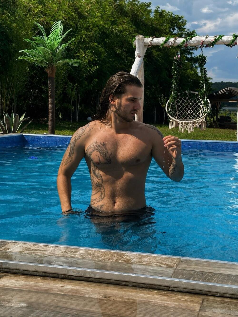 DA LI BISTE ŽELELE DA ZAVRŠITE S NJIM U BAZENU? Skinuo se najbolji FRAJER iz Granda! Žene odlepile zbog prizora