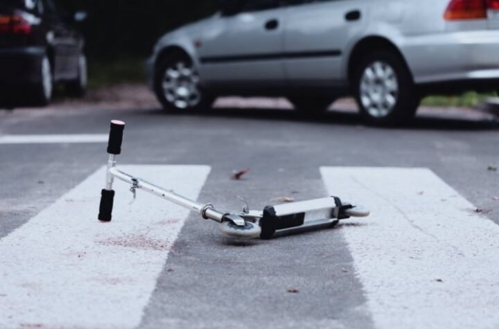 DEČAK (13) SA BALKANA STRADAO U NEMAČKOJ! Vozio trotinet, pa se sudario sa automobilom!