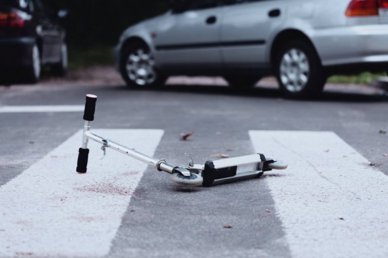 DEČAK (13) SA BALKANA STRADAO U NEMAČKOJ! Vozio trotinet, pa se sudario sa automobilom!