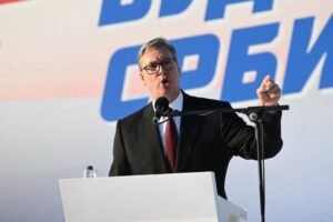 "DOLAZIM DA PRIČAM S NARODOM KOJI ŽELI DA GA NEKO ČUJE": Krcato na trgu u Vladimirovcu, ČEKA SE OBRAĆANJE PREDSEDNIKA VUČIĆA!