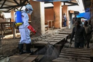 EBOLA BUKTI! Više od 2.000 ZARAŽENIH, 754 MRTVIH – SZO UPOZORAVA na OPASNE lance prenosa!