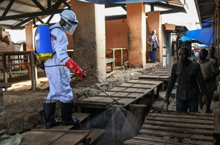 EBOLA BUKTI! Više od 2.000 ZARAŽENIH, 754 MRTVIH – SZO UPOZORAVA na OPASNE lance prenosa!