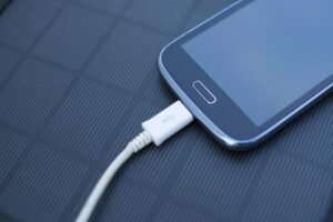 Evo koliko vam novca ode iz džepa ako punjač ostane udenut u struju: Cifra nije ni najmanje naivna, slušajte ovo