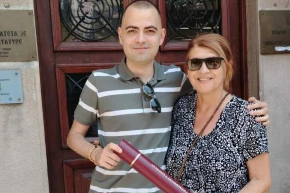 (FOTO) Sin Biljane Jevtić i Ace Ilića ZAVRŠIO TEŽAK FAKULTET: Pevačica blista od ponosa pored svog naslednika!