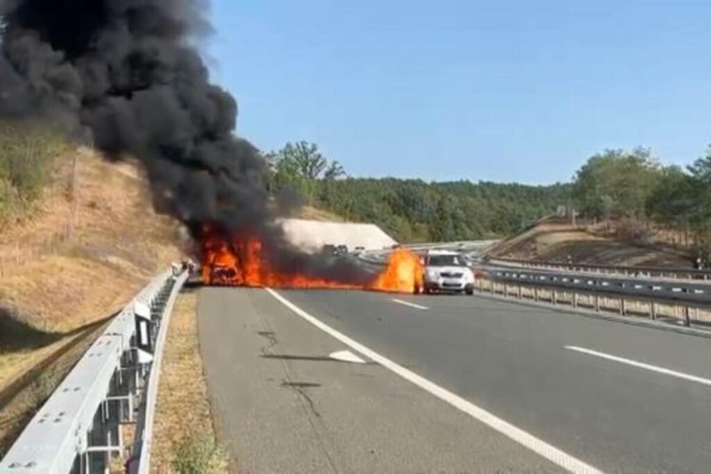 GORI AUTOMOBIL NA MILOŠU VELIKOM, GUST DIM SE ŠIRI AUTO-PUTEM: Buktinja kod Lajkovca, ekipe na terenu! (FOTO)