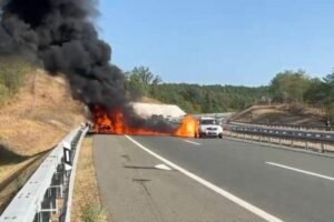 GORI AUTOMOBIL NA MILOŠU VELIKOM, GUST DIM SE ŠIRI AUTO-PUTEM: Buktinja kod Lajkovca, ekipe na terenu! (FOTO)