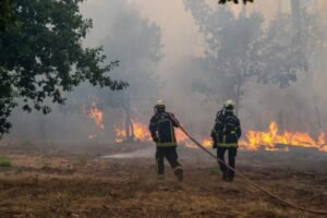 HITNA EVAKUACIJA ZBOG "VATRENE OLUJE"! Požar sve bliži gradu, hitno se oglasio sektor za vanredne situacije!