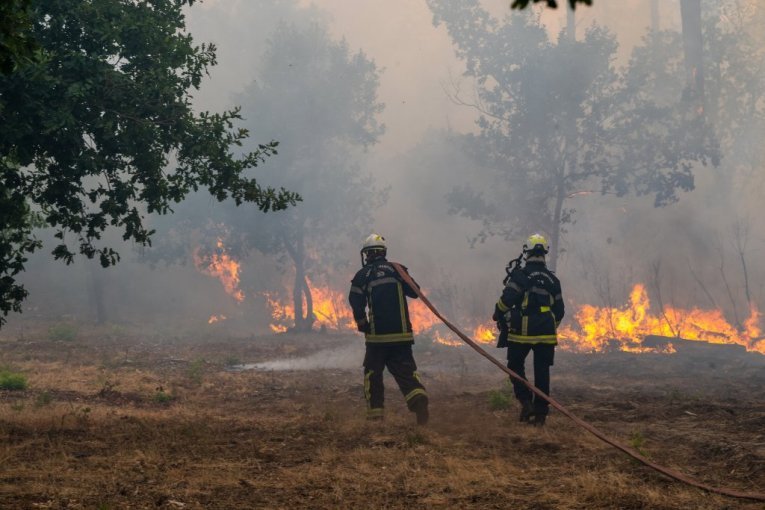 HITNA EVAKUACIJA ZBOG "VATRENE OLUJE"! Požar sve bliži gradu, hitno se oglasio sektor za vanredne situacije!
