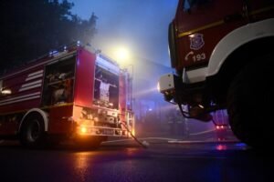 Horor na Zvezdari: Izbio veliki požar, sumnja se da ima zarobljenih u stanu