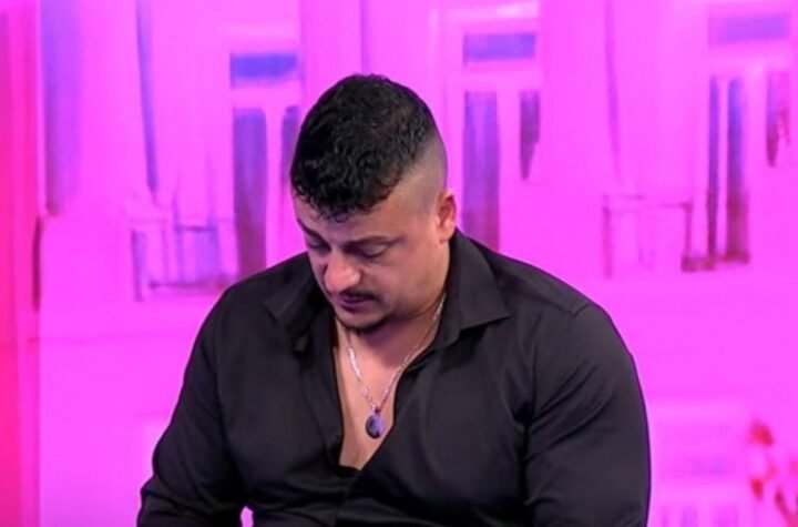 KAKO OVO NIKO NIJE PRIMETIO?! Terza pred svima muvao ZAUZETU pevačicu, pa joj SLAO SRAMOTNE PORUKE!