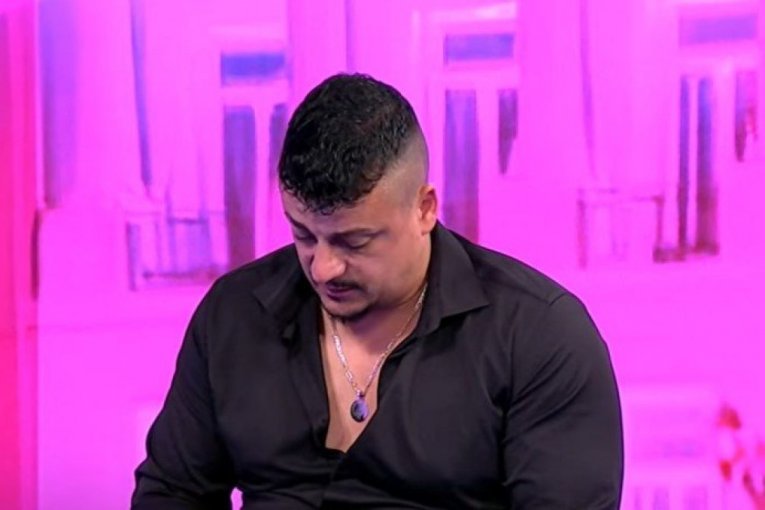 KAKO OVO NIKO NIJE PRIMETIO?! Terza pred svima muvao ZAUZETU pevačicu, pa joj SLAO SRAMOTNE PORUKE!