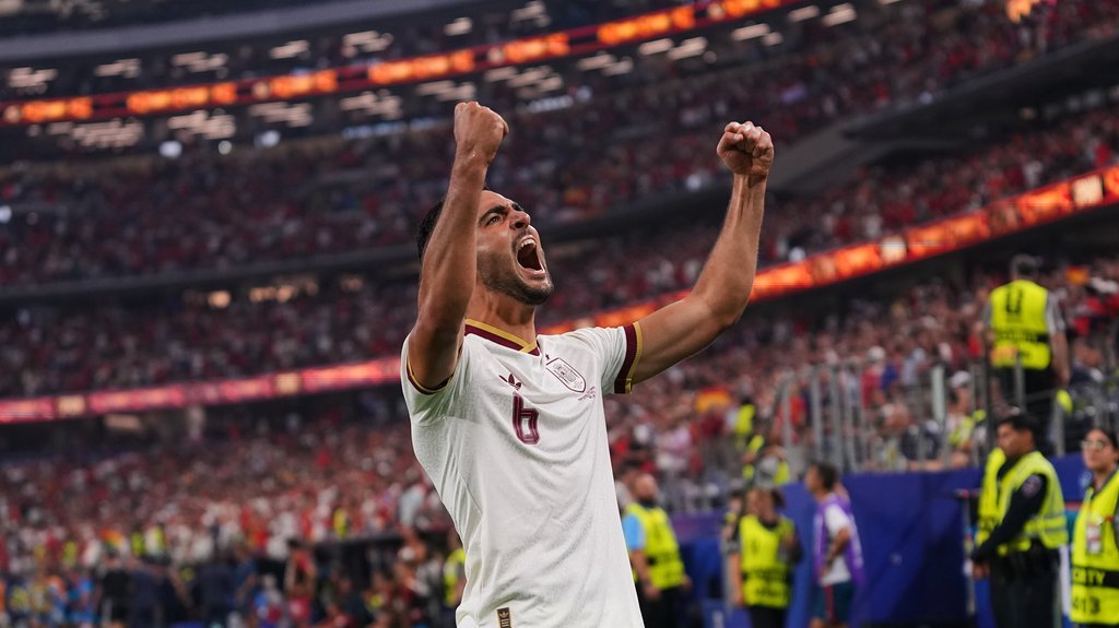 KO JE ČOVEK KOJI JE OTERAO RONALDA U PENZIJU?! Dirljiva priča o ocu i sinu španskog Supermena! Nije ni trebalo da bude na Mundijalu, dvomesečnog sina