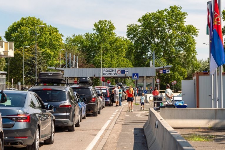 KOLAPS NA GRANICAMA! Vozači zarobljeni u kilometarskim kolonama - na izlazu iz Srbije čeka se i do TRI SATA!