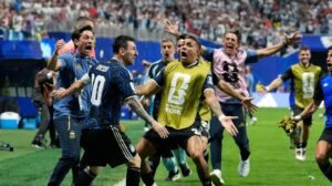 Kakva PROVOKACIJA pred finale: Englezi POBESNELI zbog transparenta koji su razvili fudbaleri Argentine nakon pobede (FOTO)