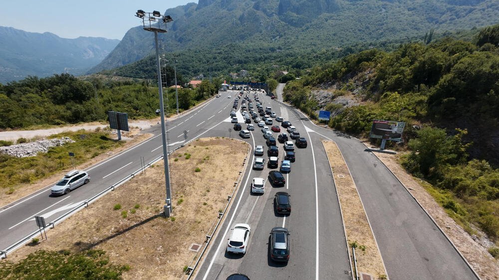 Kolaps na granici, obustavljen saobraćaj kako ovom prelazu: Kilometarske kolone, oglasili se 'Putevi Srbije'