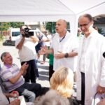 MACUT OBIŠAO MOBILNU AMBULANTU U VELIKOM SELU U BEOGRADU! Premijer sa ministrom Lončarom pregledao pacijente! (FOTO)