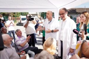 MACUT OBIŠAO MOBILNU AMBULANTU U VELIKOM SELU U BEOGRADU! Premijer sa ministrom Lončarom pregledao pacijente! (FOTO)
