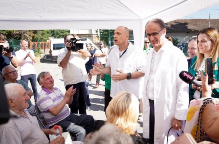 MACUT OBIŠAO MOBILNU AMBULANTU U VELIKOM SELU U BEOGRADU! Premijer sa ministrom Lončarom pregledao pacijente! (FOTO)