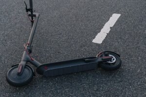 MALOLETNICI BEZ KACIGA JURE NA ELEKTRIČNIM SKUTERIMA! Jugoslav preživeo stravičnu nesreću, a sada gleda decu kako čine istu grešku: "JEŽIM SE KAD IH VIDIM!"
