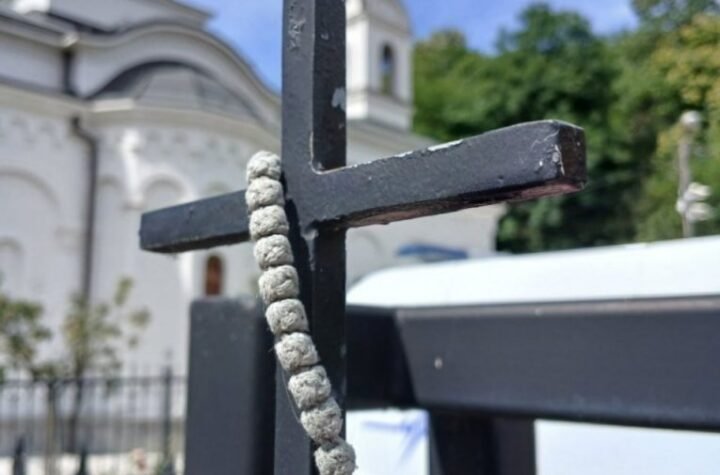 MANASTIR RAKOVICA U KORAK SA VREMENOM! QR kodovi širom svetinje vode kroz priče o patrijarhu Pavlu, bogatoj istoriji, veri i duhovnom nasleđu na četiri jezika!