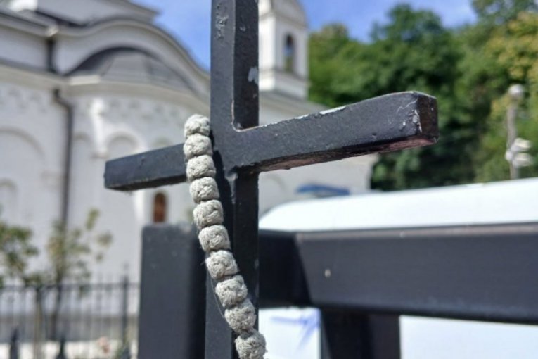 MANASTIR RAKOVICA U KORAK SA VREMENOM! QR kodovi širom svetinje vode kroz priče o patrijarhu Pavlu, bogatoj istoriji, veri i duhovnom nasleđu na četiri jezika!
