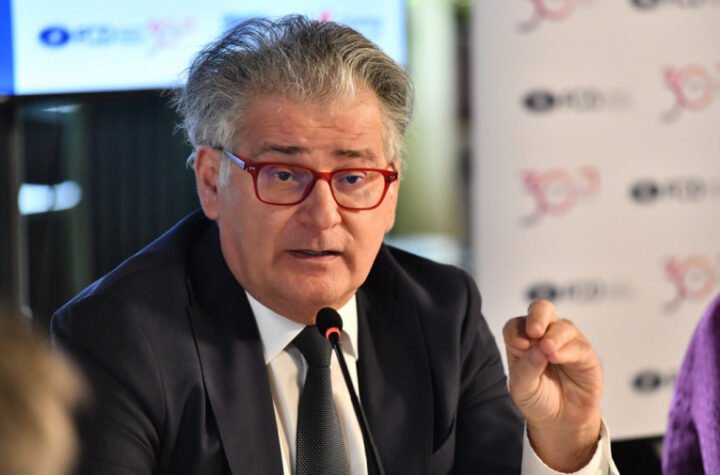 MILIĆ KUPIO SVOJE MESTO NA OPOZICIONOJ LISTI: Što ne možeš parama, možeš sa mnogo para! (FOTO)