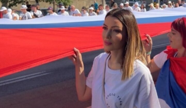 Ministarka pod najvećom srpskom zastavom: Nosi trobojku sa hiljade građana: Uz predsednika, uz zastavu