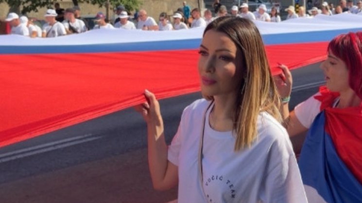 Ministarka pod najvećom srpskom zastavom: Nosi trobojku sa hiljade građana: Uz predsednika, uz zastavu