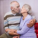 Muškarci koji se ožene pametnom ženom žive duže i ređe dobiju demenciju: Razlog nije romantičan koliko mislite