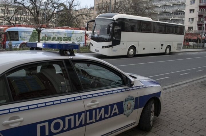 NAŠA PEVAČICA DEMOLIRALA SALON: Neviđeni skandal na estradi, objavljeni svi detalji DRAME, evo šta su joj uradili sa KOSOM!