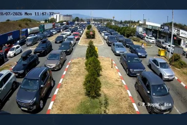 NEPREGLEDNE KOLONE NA ULAZU U GRČKU! Ovo je ludilo! Evo na koje čekanje morate da se pripremite! (FOTO)