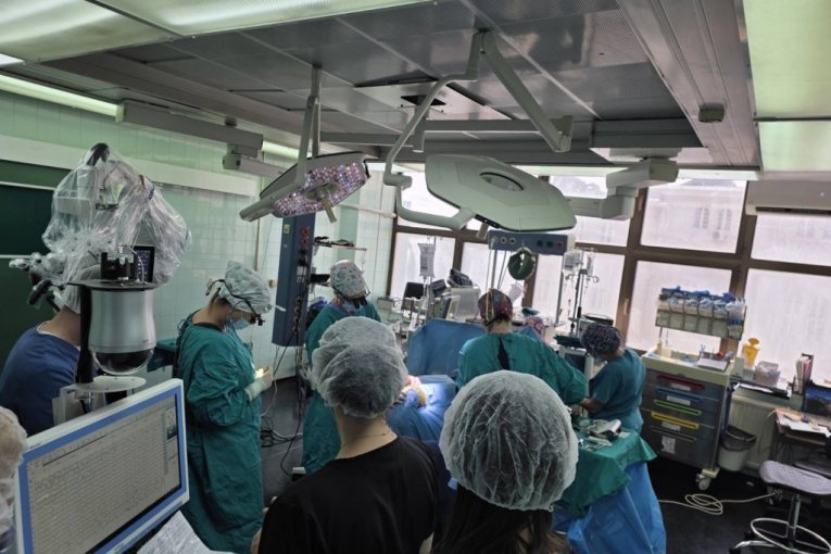 PODVIG HIRURGA U TIRŠOVOJ: Prva operacija revaskularizacije mozga kod deteta sa Moyamoya sindromom u Srbiji (FOTO)
