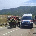 POGINULA DEVOJKA (21), VIŠE DECE POVREĐENO, JEDNO REANIMIRANO! Novi detalji teške nesreće kod Risna - SRBI SE VRAĆALI SA OSTROGA, VOZAČ KOMBIJA ZASPAO PA SE ZAKUCAO U STENU! (FOTO)
