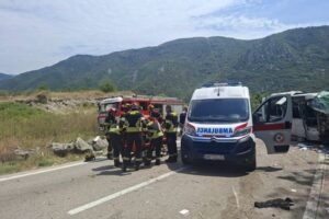 POGINULA DEVOJKA (21), VIŠE DECE POVREĐENO, JEDNO REANIMIRANO! Novi detalji teške nesreće kod Risna - SRBI SE VRAĆALI SA OSTROGA, VOZAČ KOMBIJA ZASPAO PA SE ZAKUCAO U STENU! (FOTO)