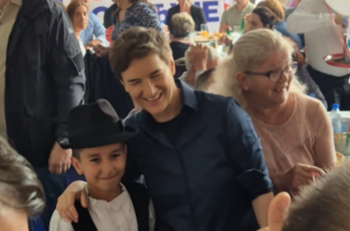 "PORED VEČITE MRŽNJE, PLAN IM JE I DA PENZIONERIMA ODUZMU PRAVO GLASA"! Brnabić s narodom u Crepaji - Mi želimo ujedinjenu Srbiju! (FOTO)