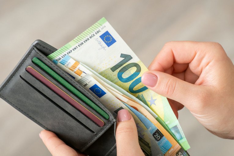 POŠETENJE NEMA CENU! Divna iz Višegrada našla novčanik sa dokumentima i 1.800 evra i bez razmišljanja otišla u policiju - EVO ŠTA SE DESILO KAD SU POZVALI VLASNIKA!