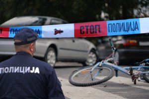 POVREĐENA DEVOJČICA (11) U NIŠU! Sudarila se s automobilom dok je vozila bicikl, prevezena na odeljenje dečje hirurgije!