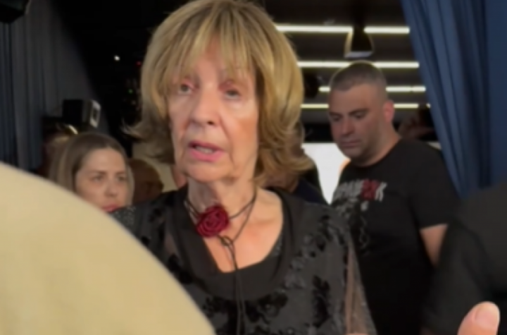 POVREĐENA PEVAČICA STIGLA NA KOMEMORACIJU ANDRIJI BAJIĆU, PRISUTNIMA POPADALE VILICE OD ŠOKA! Doživela tešku nezgodu, evo u kakvom je sada stanju!
